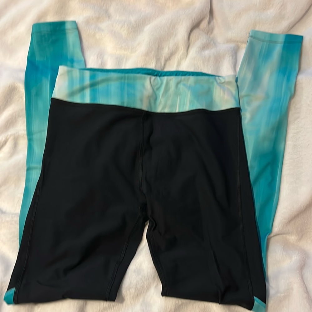 Underarmour women’s size medium black and aqua leggings.